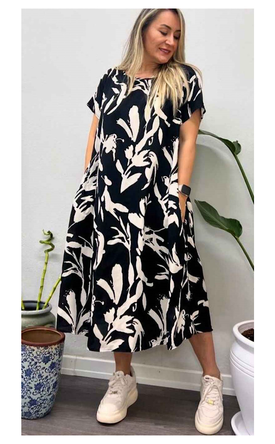 Rochie alb-negru pentru dama marime mare - flori gratuite